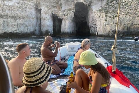 Siracusa: Barco privado de dia inteiro para cavernas e baías com aperitivo