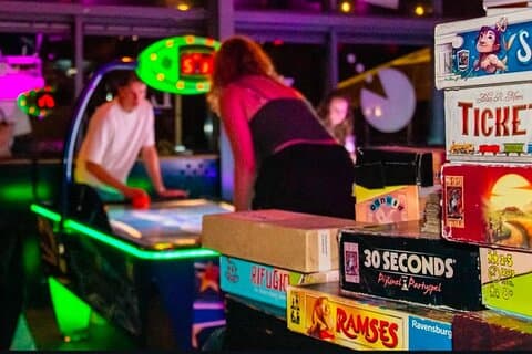 Excursión nocturna a Ámsterdam con entrada al Club Puck y bebidas
