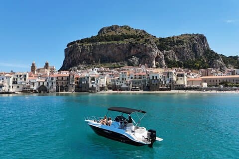 Tour privado en barco con snorkel desde Cefalú