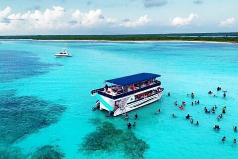 Oppdager El Cielo Reef av Double Decker Catamaran