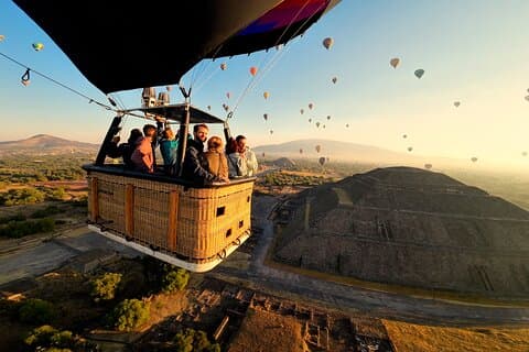 Luftballongflygning över Teotihuacan + Upphämtning + Frukost i en grotta