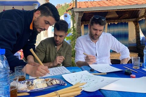 Classe de caligrafia marroquina e islâmica com artista local