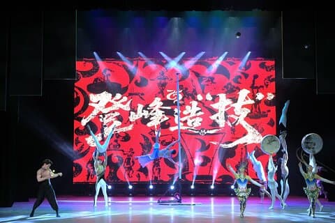 Spectacle de voltiges nocturnes à Pékin au théâtre Chaoyang