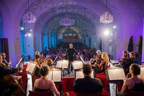 Soirée exclusive au palais de Schönbrunn : visite audio après la fermeture, dîner, concert