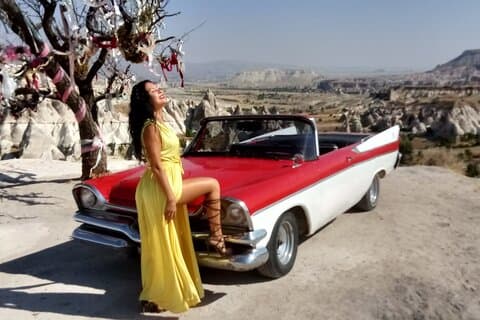 Capadocia Sesión de fotos privada con vestido de vuelo y coche vintage