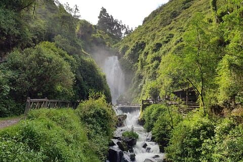 Quito to Otavalo: Market, Waterfalls & Peguche Lagoon Tour