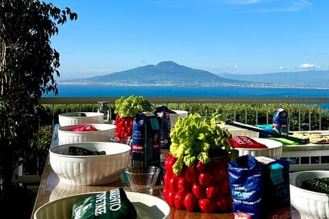 Scuola di Pizza con Nino vista Vesuvio a Sorrento