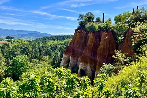 Por la tarde Pueblos de Luberon en la cima de la colina desde Aix en Provence