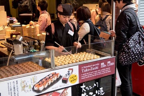 大阪 : 黒門・千日前&道頓堀フードツアー with 和牛