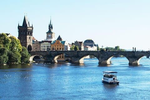 Oppdag Praha's Charles Bridge på privat båt w / unl drikker