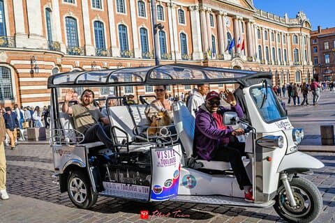 Passeio por Toulouse num Tuk Tuk elétrico