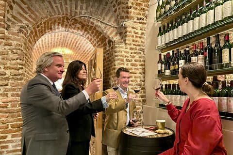 Vino Cueva Secreto y Degustación Autoguiada en el Corazón de Madrid