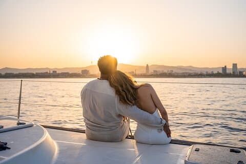 Segeln bei Sonnenuntergang in Barcelona mit Wein und Tapas