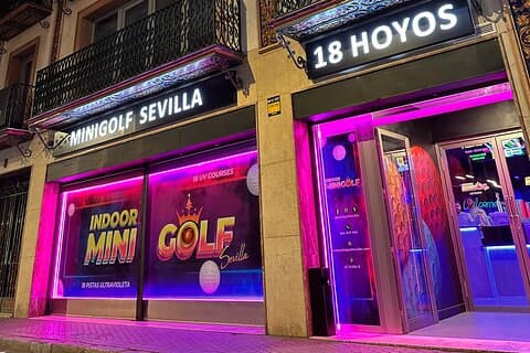 セビリア中心部の屋内18ホールUVグローミニゴルフアドベンチャー