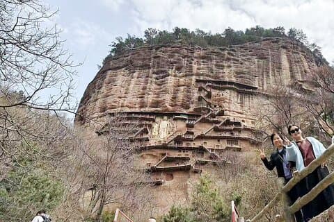 Viaje privado en tren bala a las grutas de Maiji y el templo de Fuxi