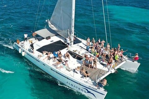 Excursión de un día en catamarán con snorkel a Isla Mujeres