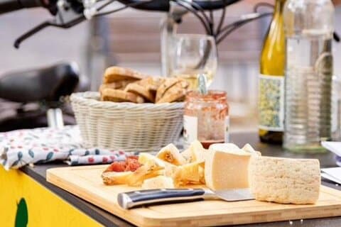 Love ride in Toulouse with champagne and cheese
