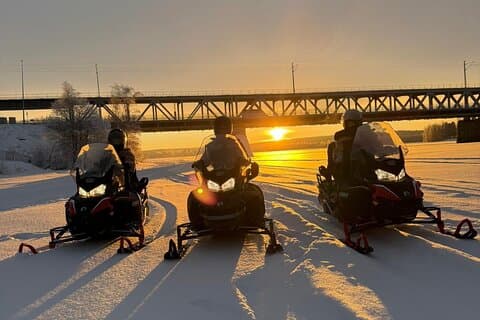 Escursione privata in motoslitta a Rovaniemi