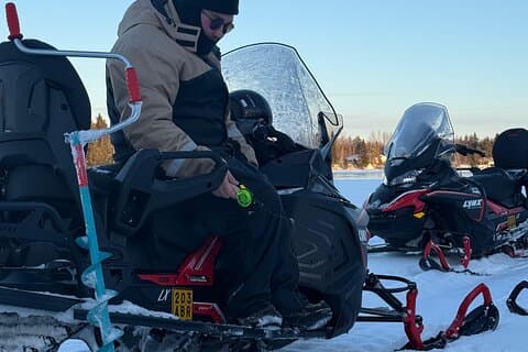 Experiencia de pesca en moto de nieve y hielo