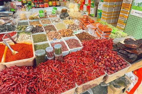 Chengdu Visita guiada privada al mercado local: aperitivos y café en la calle