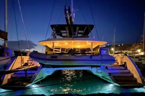 Crociera al tramonto in catamarano a Mykonos con pasto, bevande e trasferimento