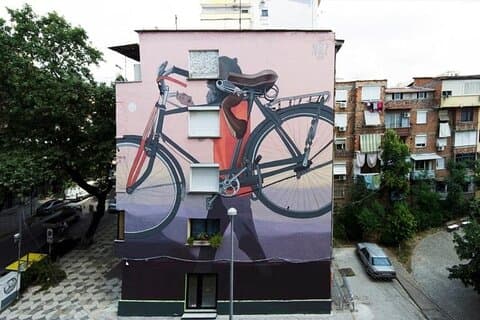 Fototapet av Tirana Cykeltur: Hållplatser för gatukonst, kultur och fotografi