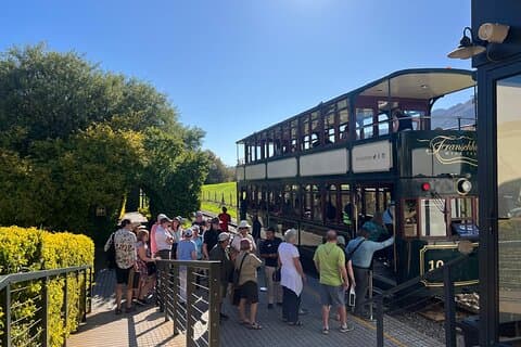 Tour en tranvía y cata de vinos de Franschhoek con billete de tranvía