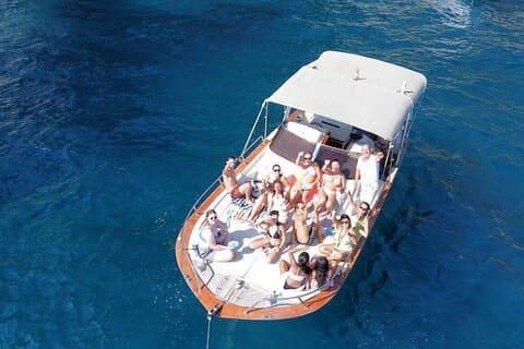 Boat tour with lunch overlooking the sea