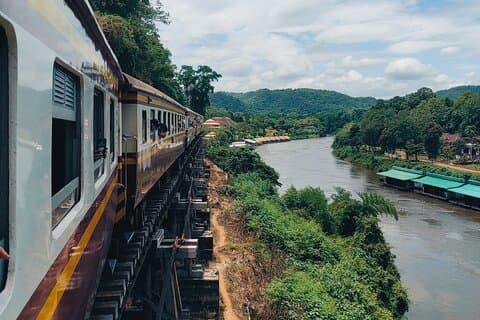 カンチャナブリツアー： エラワン滝・アンド・デス鉄道
