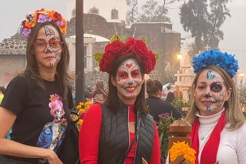 Dag av de dödas tur i Mixquic från Mexico City