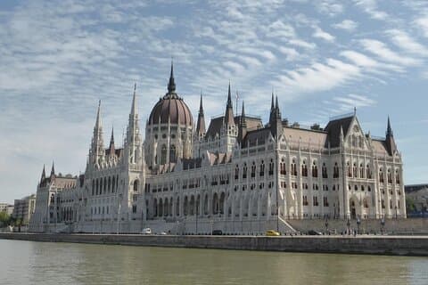 Budapest : Tour en autobús guiado en vivo de 3 horas y crucero por el río de 1 hora