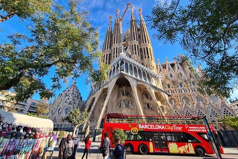 Autobús turístico de Barcelona y crucero en catamarán costero