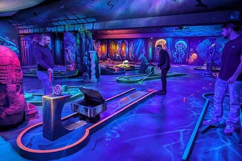 Ticket 45min Game - Fluorescerende minigolf under havet