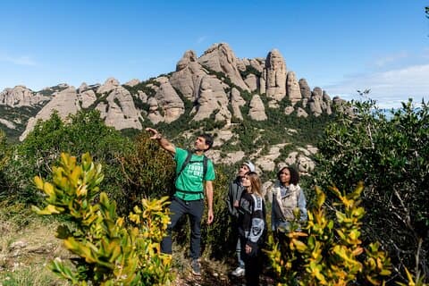 Montserrat Experiencia de senderismo y monasterio – Grupo pequeño (máx. 8)