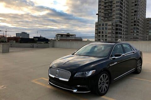 Luxus-VIP-Transfer vom Flughafen New York City in einer Limousine oder einem Geländewagen