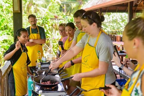 Thais koken in een teakhouten huis op Koh Lanta