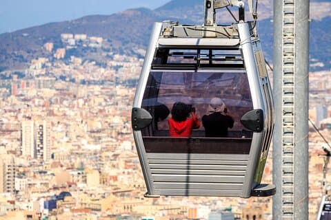 バルセロナ、モンジュイックケーブルカーで巡るハイライトツアー