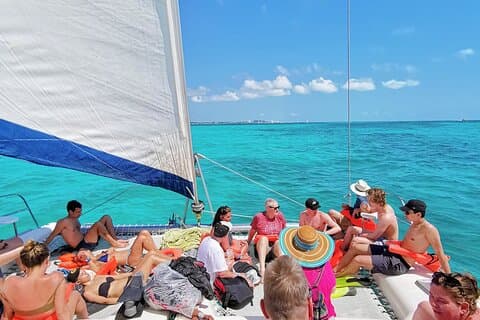 Privat Katamaran till Isla Mujeres: Snorkel, Party & Beach Club