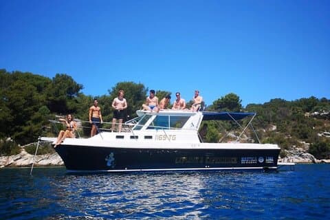 Tour privado en barco a la Laguna Azul y Trogir