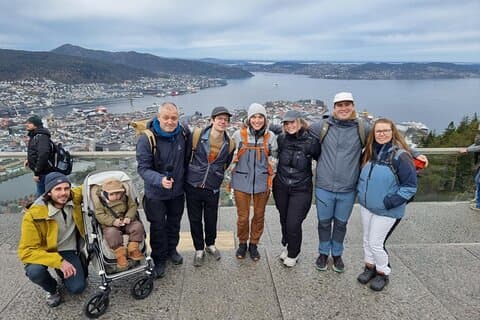 Liten grupp vandringstur på Mt. Fløyen med bergbana