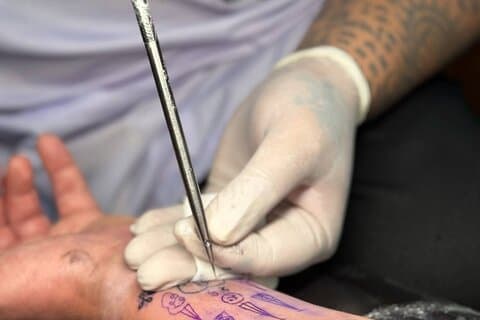 Traditionell thailändsk tatueringsupplevelse med ceremoni