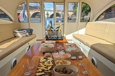 セーヌ川のVIPクルーズでワインとチーズの試飲