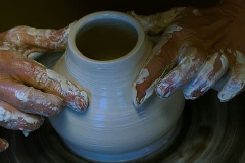 Atelier marocain de zellige et de poterie à Fès