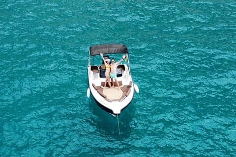 エクアボートがイビサ島とフォルメンテラ島を航海