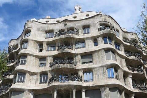 Casa Milà di Gaudí : tour architettonico a piedi