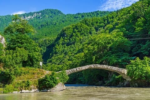 Tour en cata de vinos y cascada de Mahuntseti desde Batumi