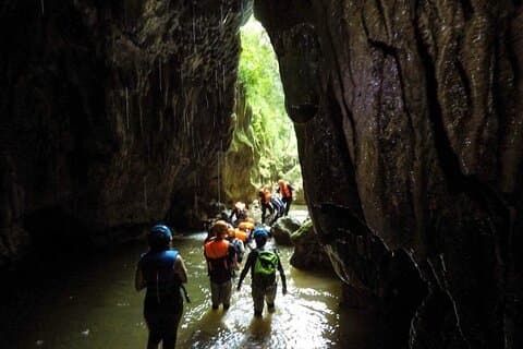 Halvdagseventyr Udforsk Charco Azul-grotten og Arenales-grotten