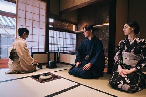 Ceremonia de té elegante con la experiencia del uso del kimono en Gion Kyoto