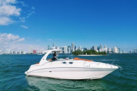 Private Captained Yacht: Skyline utsikt og Golden Hour cruise