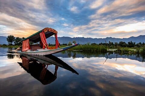4-Day Kashmir Getaway from Srinagar with Private Transfers
